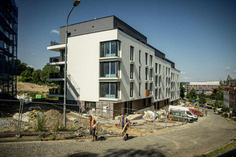 Stavební spořitelny za pololetí půjčily o 55 procent méně peněz