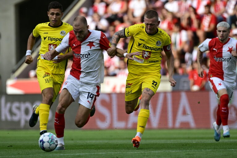 Slavia na úvod ligy porazila Hradec, Plzeň prohrála v Teplicích