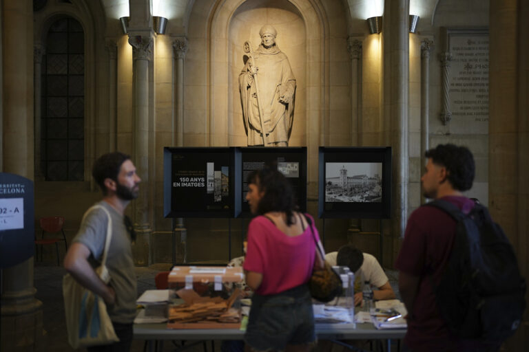 První výsledky voleb ve Španělsku ukazují na jen velmi těsné vítězství lidovců