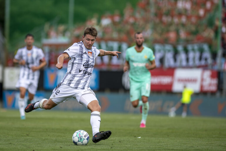 Fotbalisté Slavie zvítězili v 1. lize v Č. Budějovicích a vedou o skóre tabulku