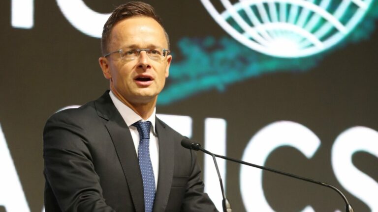 Ratifikace vstupu Švédska do NATO je jen technickou otázkou, řekl maďarský ministr zahraničí