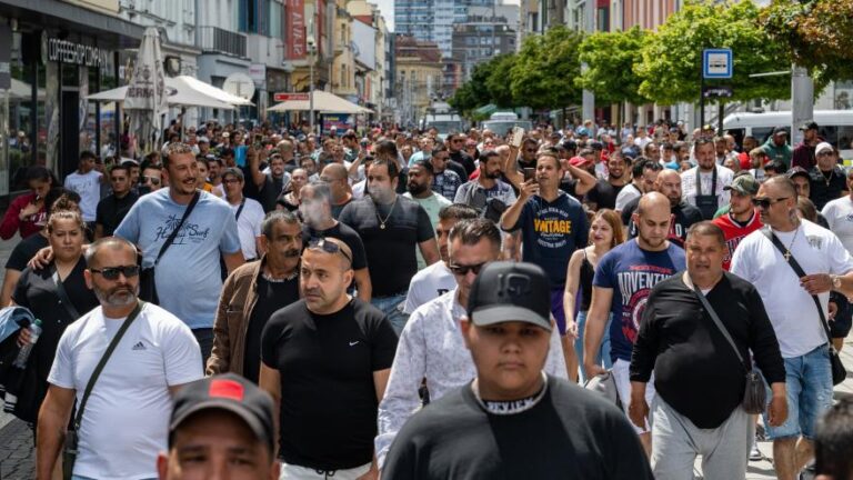Pardubicemi pochodovali Romové kvůli sobotní potyčce. Člen místní komunity při ní byl poraněn