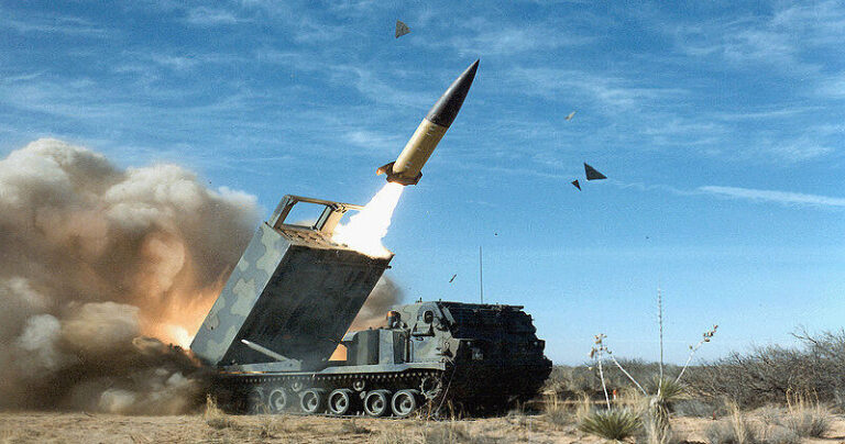 USA se rozhodují, zda Ukrajině poskytnou rakety ATACMS s doletem 300 kilometrů