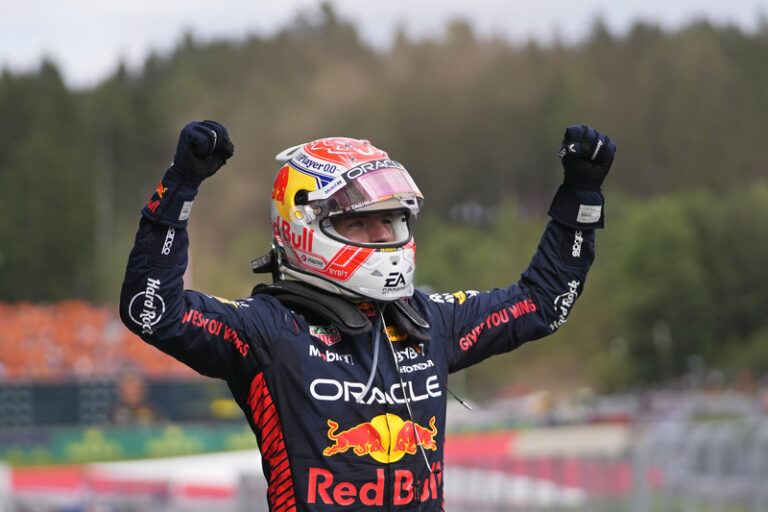 Verstappen prodloužil neporazitelnost Red Bullu