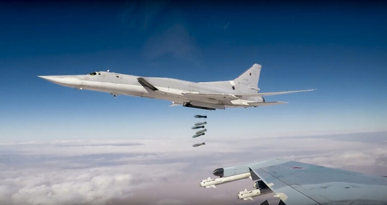 Ukrajinský dron v sobotu zapálil ruský bombardér Tu-22M3, píše Meduza