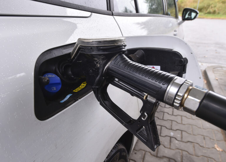 Tankování v cizině se prodraží, v okolních zemích jsou pohonné hmoty dražší