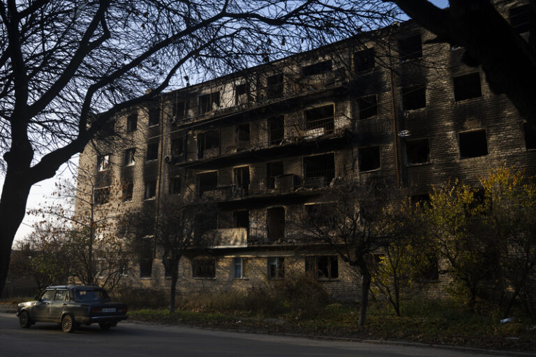 Rusové zasáhli Pokrovsk na východě Ukrajiny, na místě jsou mrtví a ranění