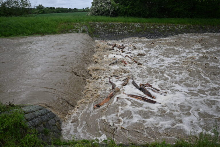 Déšť Česko stále neopouští, může zvednout hladiny řek