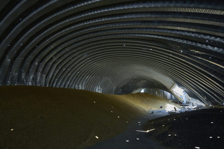 Rusko útoky záměrně ohrožuje světovou potravinovou bezpečnost, varuje Paříž