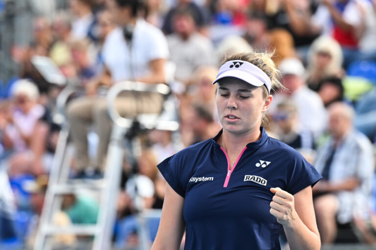 Tenistky se po propršené sobotě pokusí dohrát turnaj v Praze