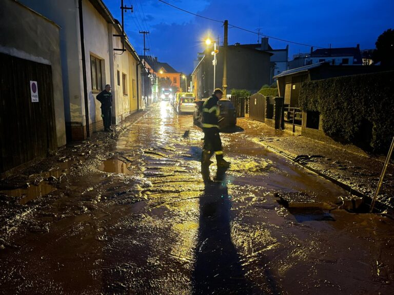 Silné bouřky v hradeckém kraji lámaly stromy a zaplavovaly ulice