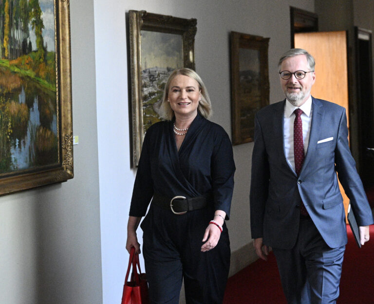 Fiala podepsal obrannou smlouvu s USA, završil tak ratifikaci