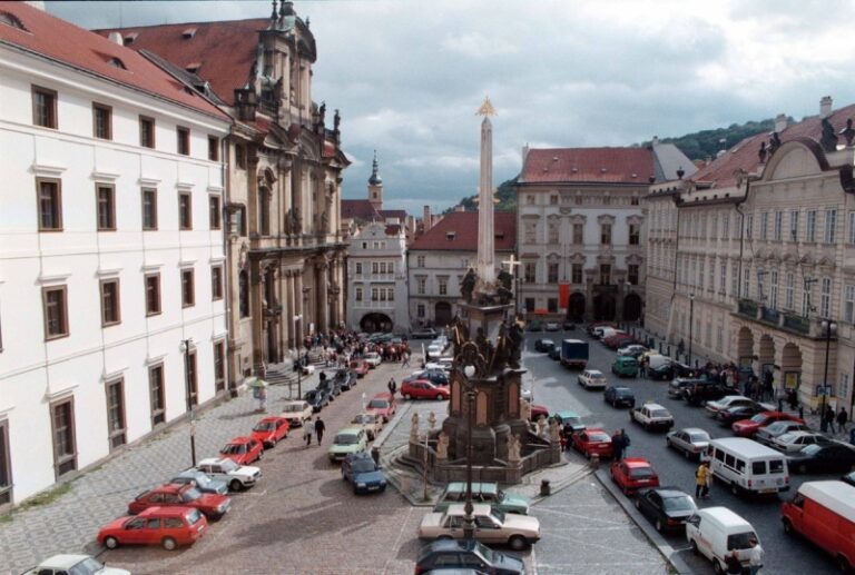 Zásah blesku poničil morový sloup na Malostranském náměstí