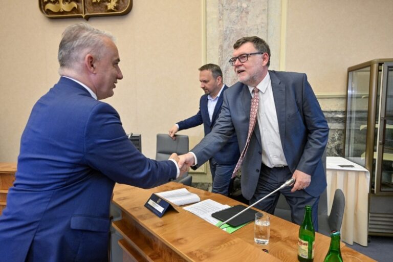 Ministři nerozhodli, jaký návrh odborů a podnikatelů v balíčku podpoří
