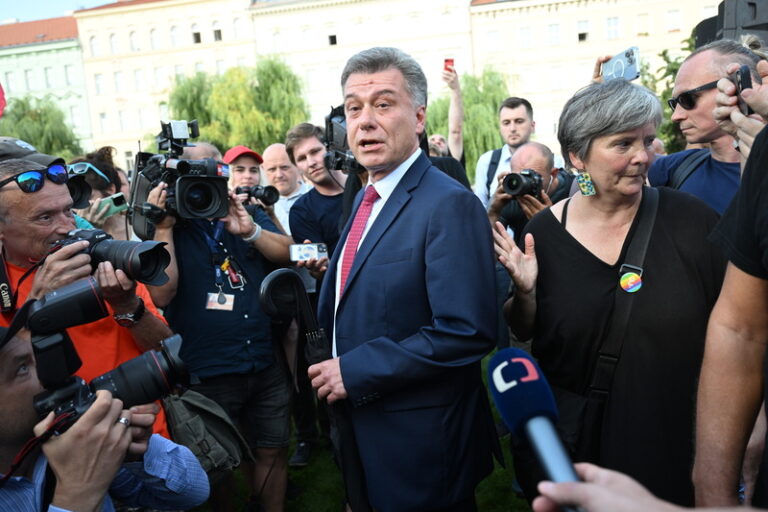 Stovky lidí demonstrovaly za odvolání Blažka, ministr za nimi přišel