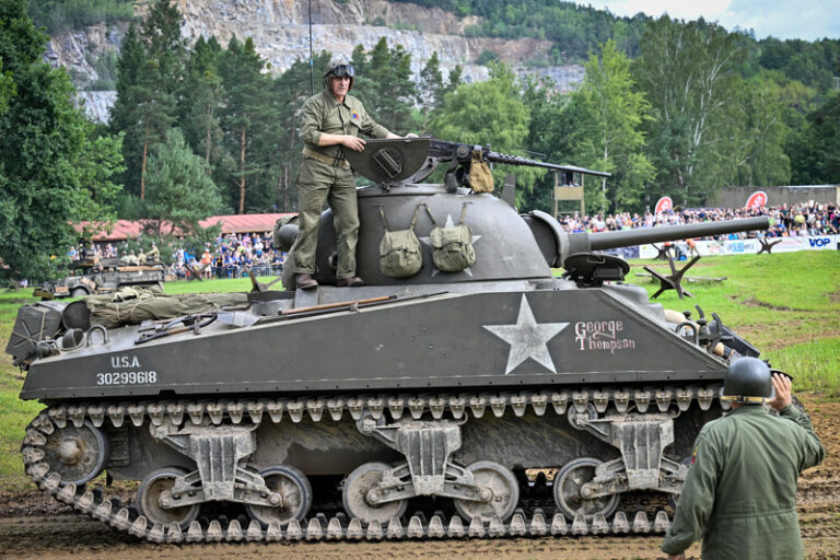 Tankový den přilákal davy návštěvníků, přijel i prezident Pavel