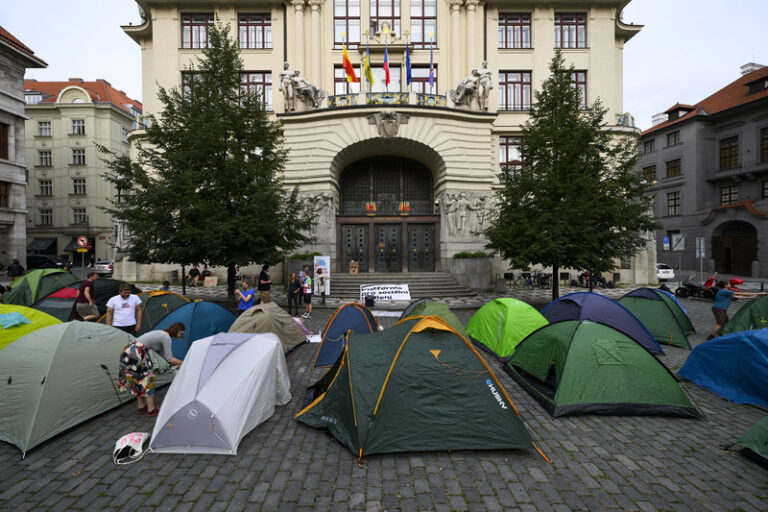 Stany před pražským magistrátem měly upozornit na lidi v bytové nouzi