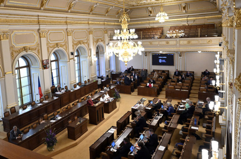 Sněmovna podpořila rozšíření povinného ručení na víc druhů vozidel