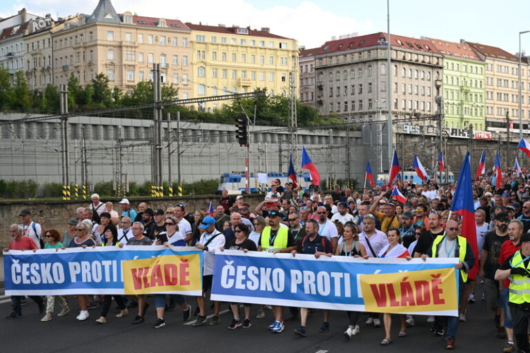 Prahou prošel po protivládní demonstraci protestní průvod tisíců lidí