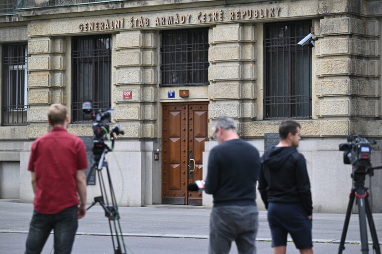 V kauze zakázek ministerstva obrany na servis sítě policie zadržela deset lidí