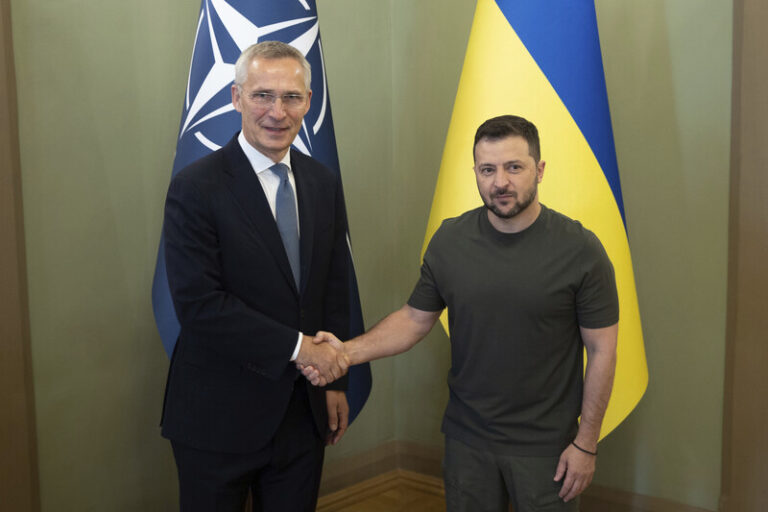 Zelenskyj chce od summitu NATO další bezpečnostní záruky a stíhačky