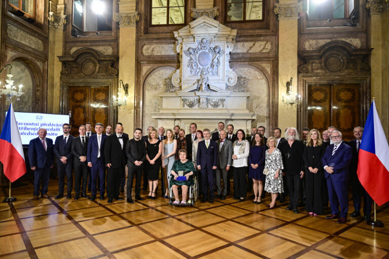 Předseda Senátu ocenil medailemi mecenáše Dědka nebo kněze Halíka