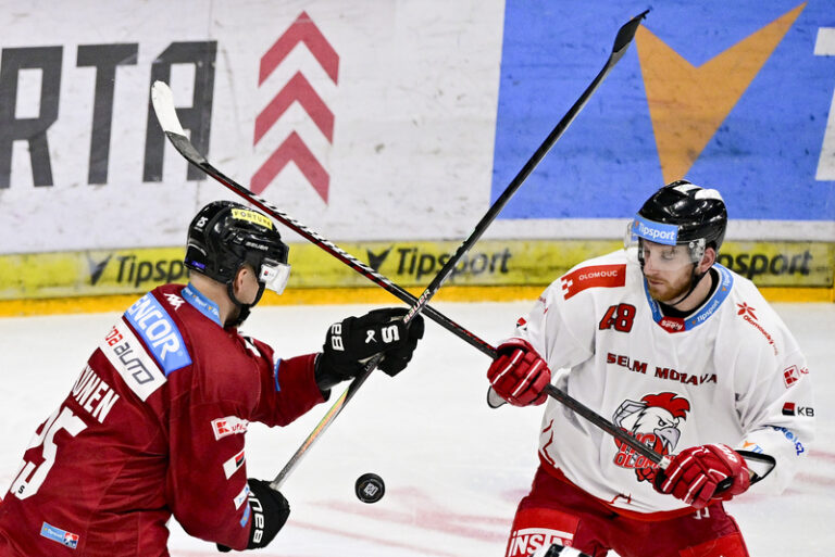 Hokejovou extraligu dál vede Sparta o skóre před Pardubicemi