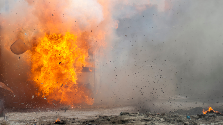 Sídlo tajné policie v ruském Kursku je po útoku v plamenech. Napadena měla být i ropná rafinerie