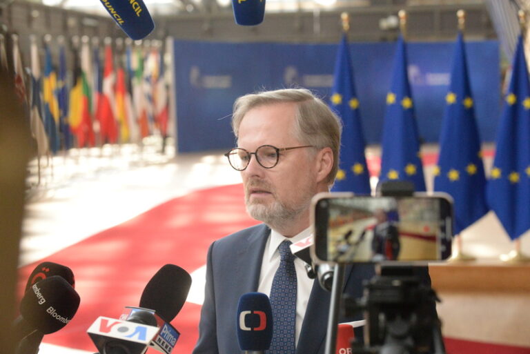 Jednání Sněmovny o nedůvěře vládě dominovaly projevy lídrů opozice a koalice