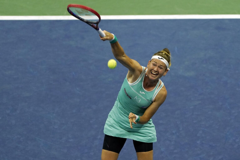 Tenistka Bouzková je v Nan-čchangu ve čtvrtfinále, Hurkacz vypadl v Tokiu