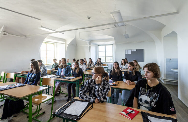 Analýza: Počet žáků na učitele klesá v ČR pomaleji než v průměru zemí OECD