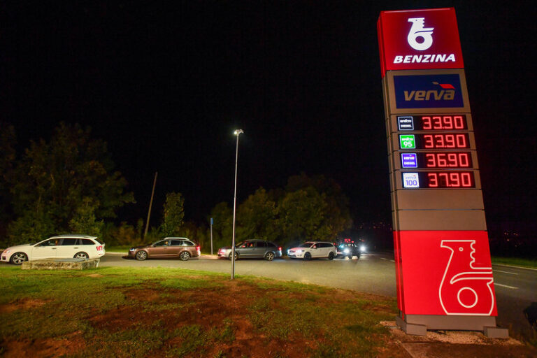 Orlen v ČR u hranic s Polskem zlevnil benzin, tvořily se tam fronty