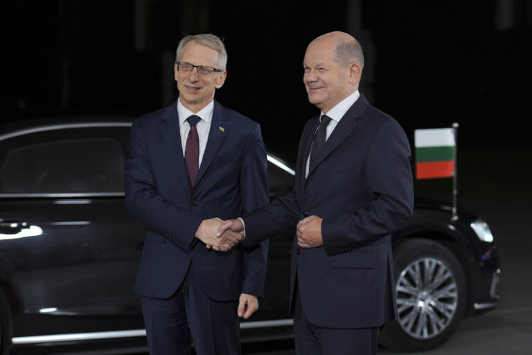 Kancléř Scholz slíbil bulharskému premiérovi Denkovovi podporu s Schengenem