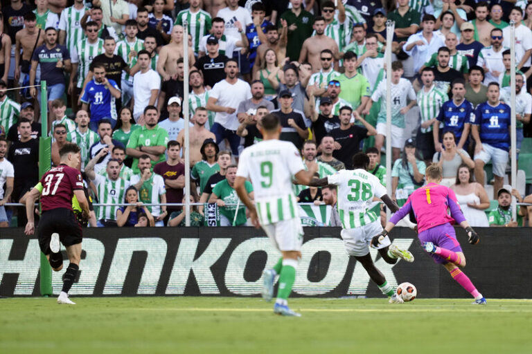 Sparta prohrála v EL na hřišti Betisu Sevilla 1:2, přestože vedla