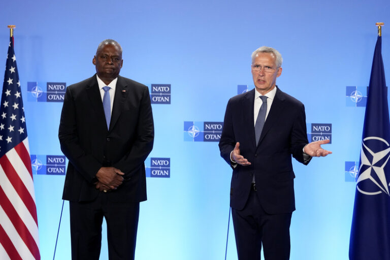 Ministři NATO odsoudili útoky Hamásu a vyzvali k propuštění rukojmí