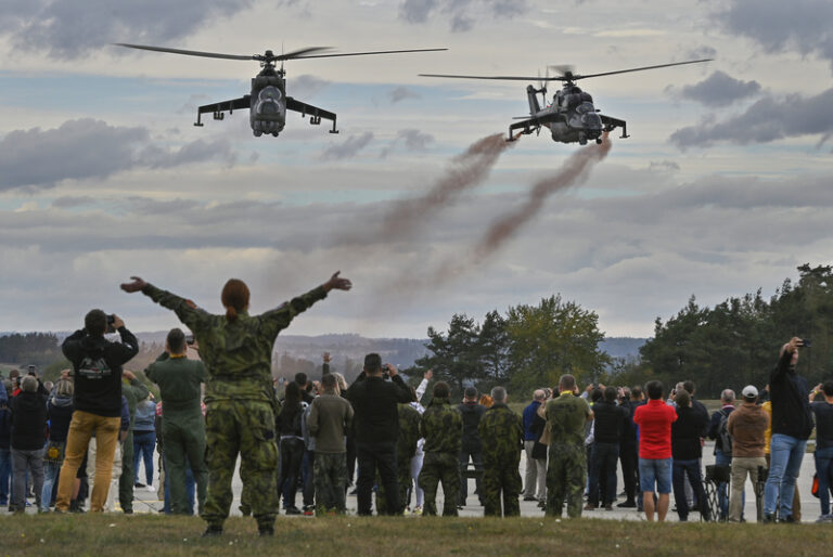 Tři stovky hostů se v Náměšti rozloučily s bojovými vrtulníky Mi – 24V/35