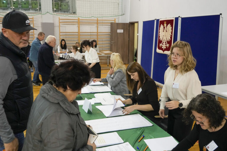 V Polsku začaly parlamentní volby a kritizované referendum