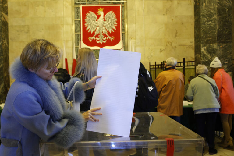 V Polsku jsou sečteny hlasy z 90 procent okrsků, náskok PiS se snižuje