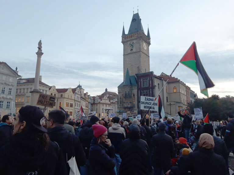 V centru Prahy se sešli podporovatelé Palestiny, pochodují k úřadu vlády