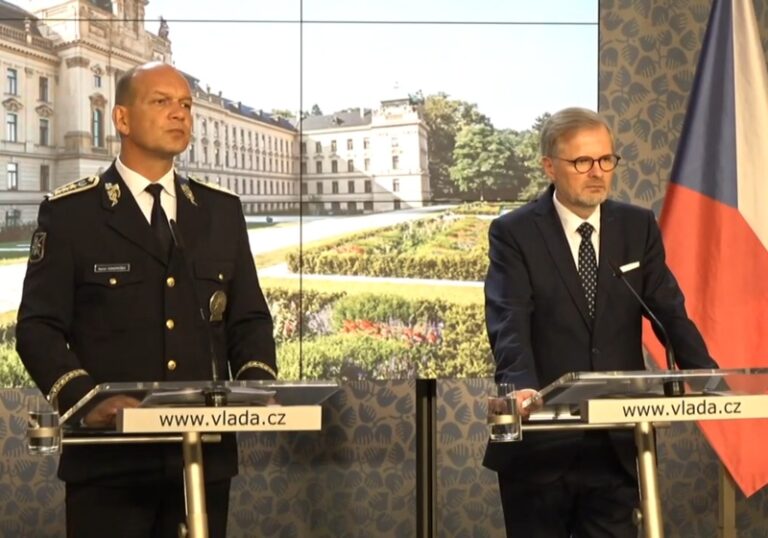 ČR v souvislosti s Izraelem nehrozí bezprostřední nebezpečí, řekl Fiala