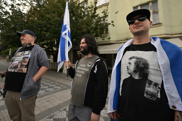 Před ambasádou se sešlo několik odpůrců i podporovatelů Izraele