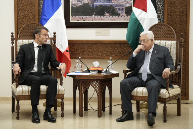 Macron po setkání s Abbásem: Útok Hamásu je katastrofa pro Izrael i Palestince