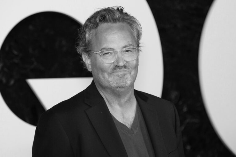 Zemřel herec Matthew Perry známý jako Chandler z Přátel