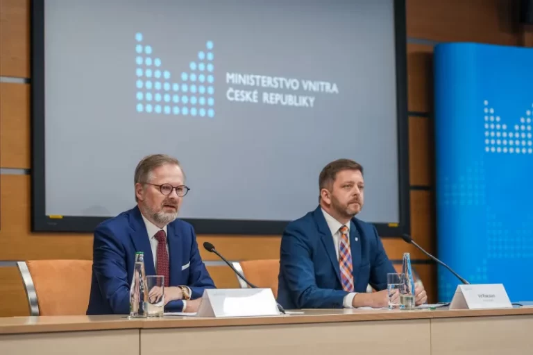 Jací úředníci jsou zbyteční? Úřad vlády zřídil pracovní skupinu, vnitro dodalo metodiku