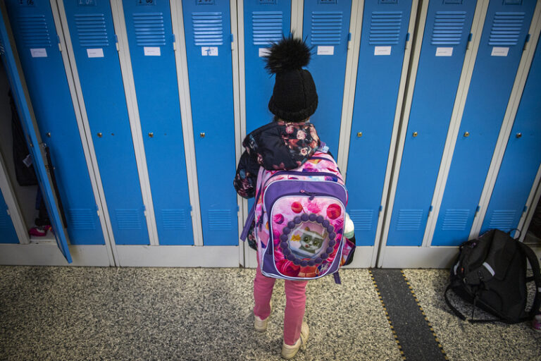 Zapojení škol do pondělní stávky se podle odhadu odborů blíží 70 procentům