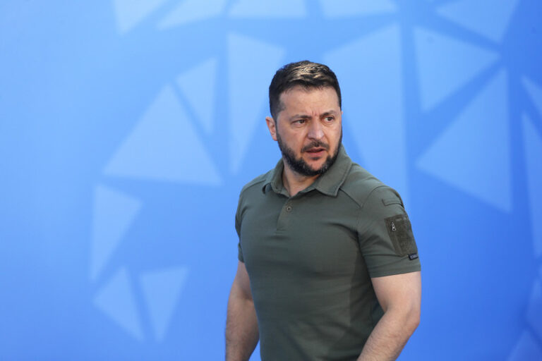 Zelenskyj pozval Trumpa na Ukrajinu, chce mu vysvětlit, že mír za den nedojedná