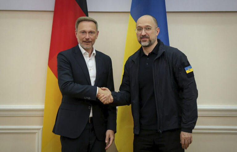 Německo zdvojnásobí vojenskou podporu Ukrajině na osm miliard eur