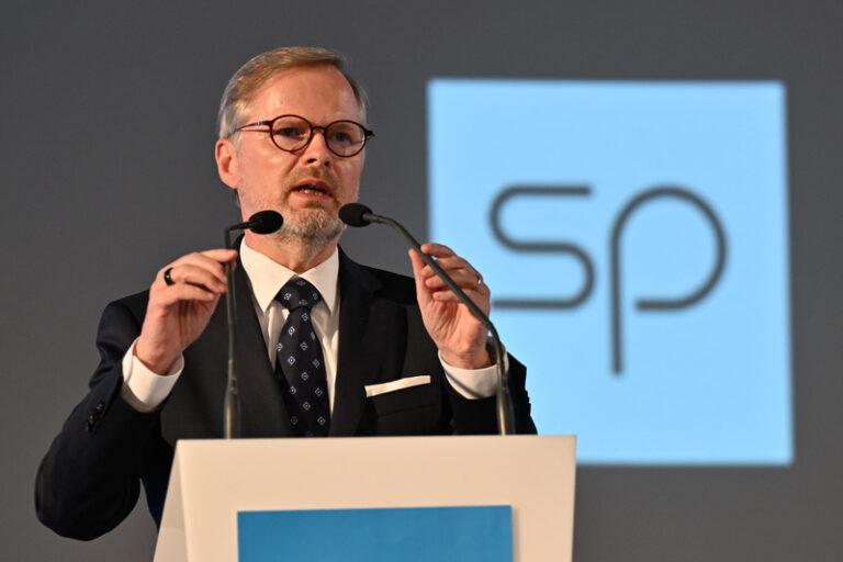 Fiala pokládá stávku, kterou na pondělí vyhlásily odbory, za neodůvodněnou