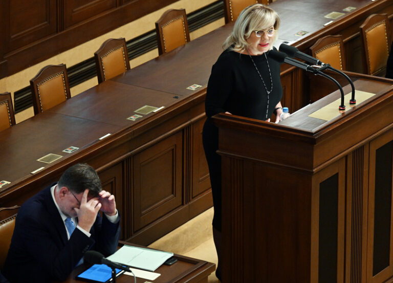 Opozice kritizuje návrh rozpočtu, poslanci chtějí přesouvat desítky miliard