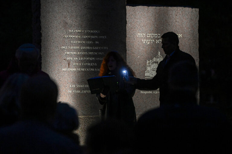Desítky lidí v Opavě si připomněly zničenou synagogu a podpořily Izrael